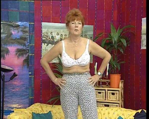YOUR FIRST PORN: Junge Omi Karin Wichst Schon Ein Leben Lang - jovem avó...