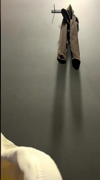 Je laisse mon direct ouvert par accident quand je suis dans le magasin de vêtements à l’intérieur de la table à langer et ils me voient à poil
