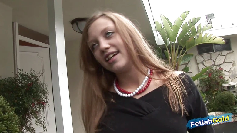 Teens Like it Hard: Une petite blonde se fait détruire la chatte par une...