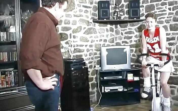Planete Francaise: Curvy French Girl Gets Fucked by Her Horny Couch