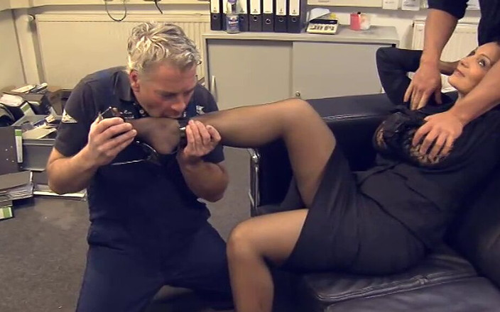 Videorama: Tysk MILF i kåt trekant med analsex och dubbel penetration