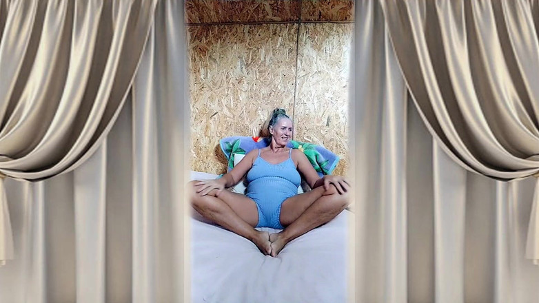 Lukerya: Sexy žena v domácnosti Lukerya. Milujte ženu, líbejte ženu, líbejte její rty a...