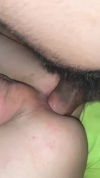 Rompiendo el coño de una joven perra apretada hasta que se llena de leche