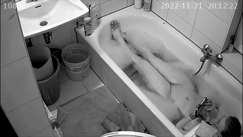 KittieNoOne: 화장실에서 잡힌