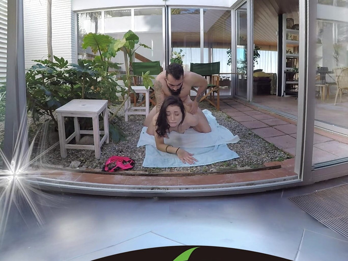 Thagson VR 360: Iubite obraznice probând lenjerie roz