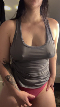 Une Latina Sexy Vous Séduit En Caressant Son Corps Avec Des Vêtements - Un Orgasme Intense La Fait Gémir De Plaisir