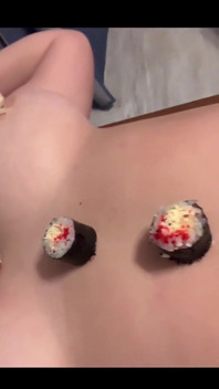 Wovon isst du Sushi? Willst du sie von mir essen?