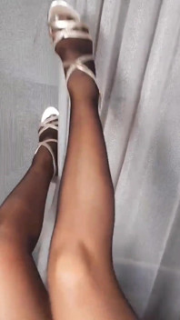 I piedi sexy di selena in posa e i giochi sessuali in collant