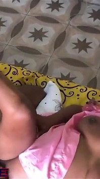 Moje nevlastní sestra a já sdílíme stejnou postel