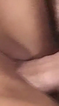 Atletik bir esmer bu küçük yaraklı adama iyi vakit geçiriyor
