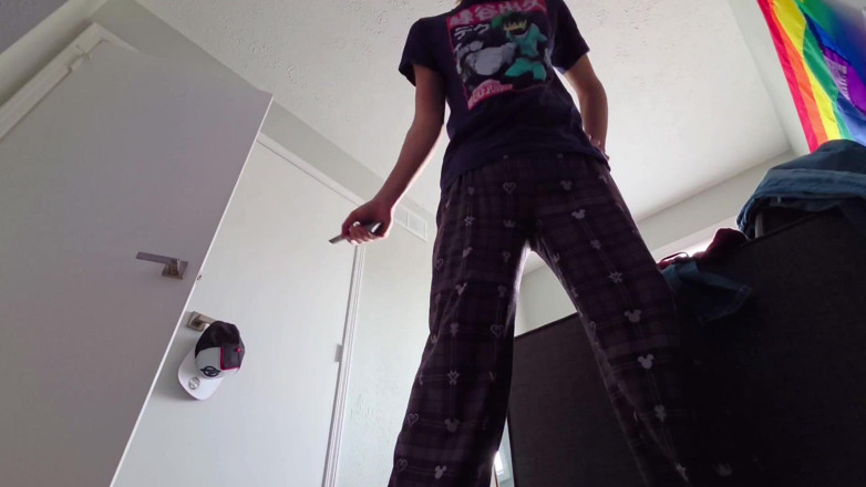 Kinkytwinkpamps: Twink encolhe você e coloca você de calcinha (em primeiro plano)