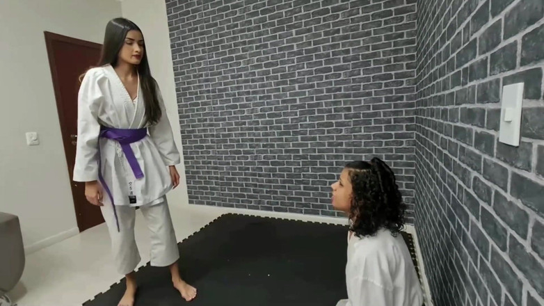 FetishKing: Pertarungan karate amanda vs nataly - tendangan kuat dengan kaki model