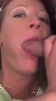 Twee mannen vullen met lading mond van een schattige tiener na het neuken van haar harige kut