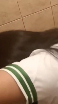 Domácí šukání v koupelně s mým spolužákem! Jdeme do koupelny během přestávky šukat