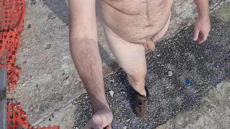 Mirko2589: Caminando completamente desnudo