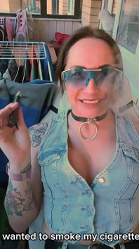 Une douce trans suce une grosse bite sur le balcon