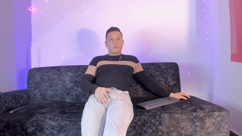 Tomas Styl: Latino Mostra Il Suo Pancione Davanti Alla Telecamera Dentro La...