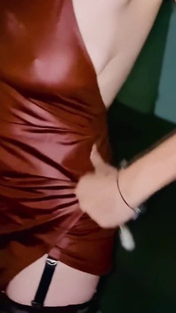 Lady Oups blikající v Paříži