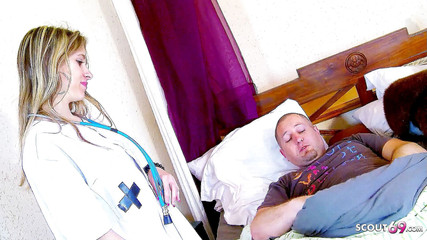 Full porn collection: Nadržená hubená náctiletá doktorka Saida Sinner s ním zachází a šuká...