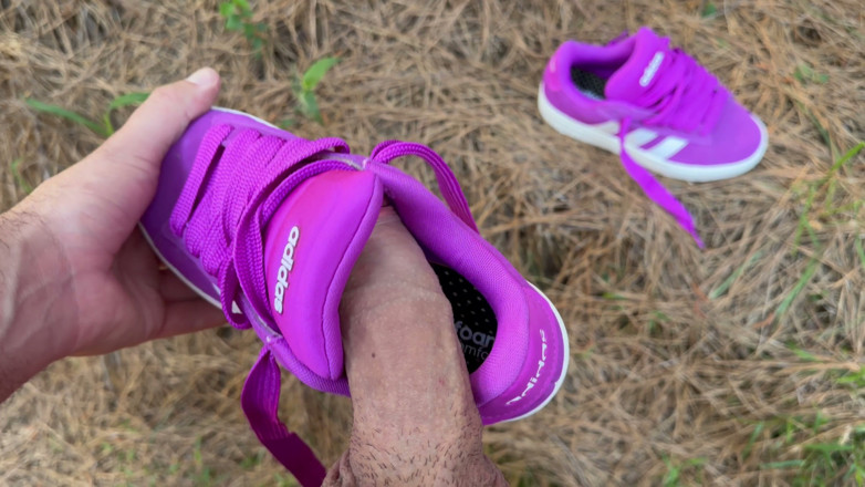 Sneakerlove513: Šukání a stříkání venku v parku s novým růžovým teniskem...
