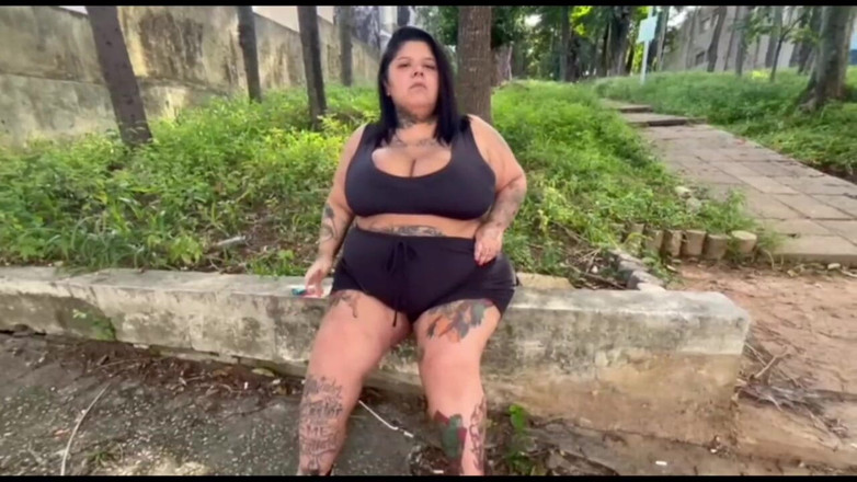 Mary Jhuana: BBWの女神が公の場でタバコを吸っている
