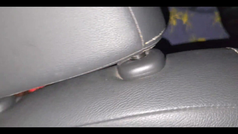 Knock Knock Club: 友達の車でのダブルフェラ 汚いムビッドな女の子たち
