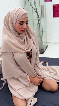 Hijabi Aaliyah Yasin stript uit haar abaya en komt klaar