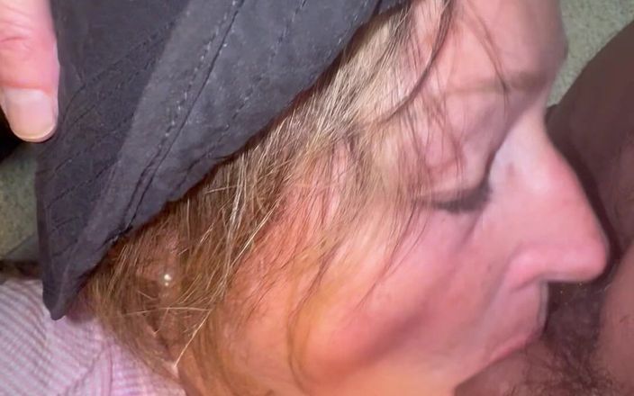 Bonewizzard69: Bonemaiden застукали чистящей яйца гольф муженька ее киской.