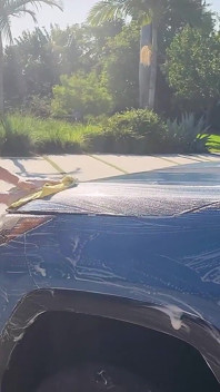 Tante seksi rambut cokelat amiee cambridge lagi asik di-carwash sambil bugil