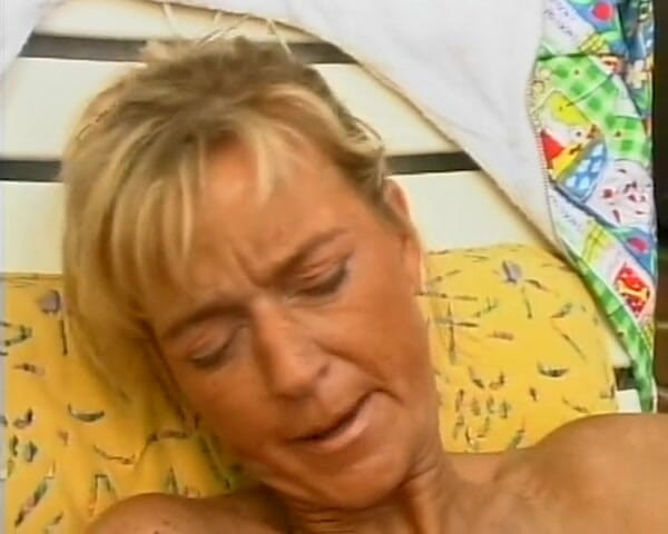 BB Video - Old School: Německá MILF amatérka šuká venku s velkými přírodními kozami Blondýna