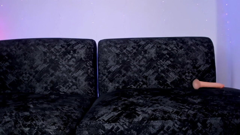 Bella Duval: Latina Sissy Si Scopa Bagnata