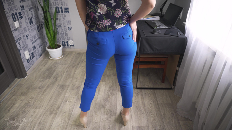 Teasecombo 4K: La collega prende in giro il in pantaloni super attillati
