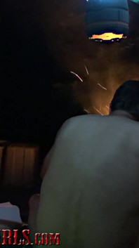 Zünde ihren hintern im campfire-sex mit meinem fickfreund an