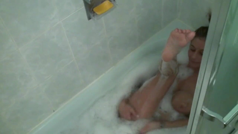 ChickPass Amateurs: bare stanon vaali milf(chodne laayak mammi) Leeanna ka seksi bulbula...