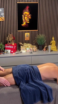 Un mec hétéro canon reçoit une branlette du masseur