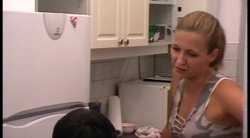 Femdom Austria: Limpando a cozinha pelo comando da amante