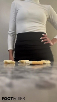 Office Giantess mengecutkan awak kecil - Ivys Feet