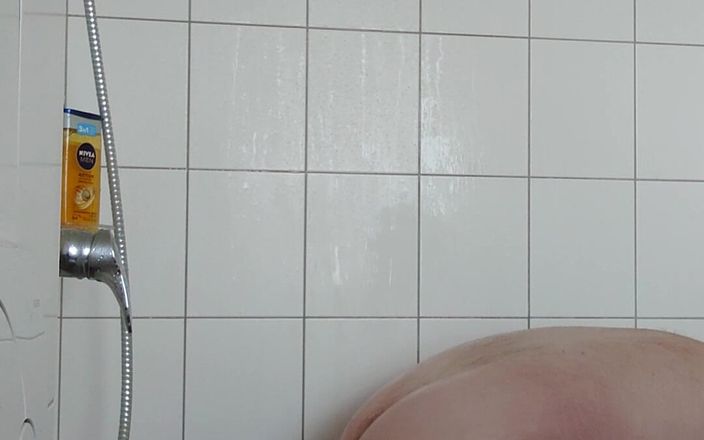 Carmen_Nylonjunge: Urinating While Showering