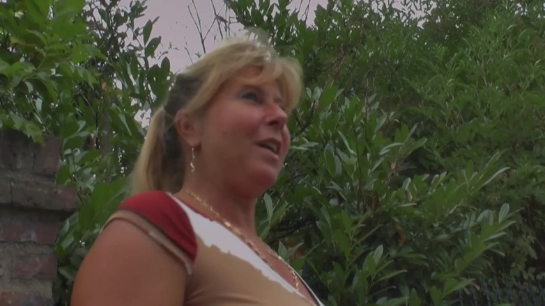 Deutsche Amateur Pornos: Trio mature avec éjaculation torride sur de gros seins naturels