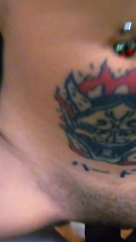 Une étudiante tatouée sexy