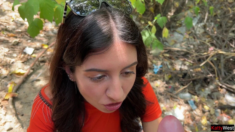 Katty West: Publik di semak-semak dengan orang asing dan tembakan gila berjalan...