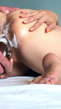 MILF Perancis dengan dildo dalam pepek dipenuhi dengan air mani