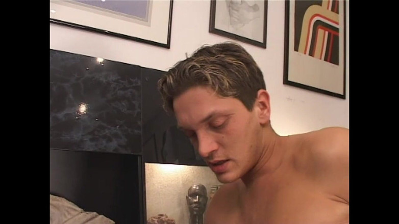 Shemale World: Горячий шмель скачет на большом жестком члене на диване