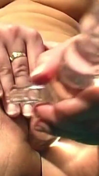 Une blonde mature s’enfile des godes dans la chatte pendant une séance solo baveuse