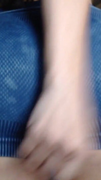 Sexy brunetka s velkým zadkem zkouší oblečení v tělocvičně