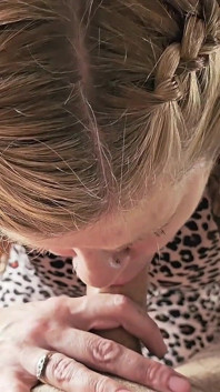 La moglie troia milf rossa fa un pompino pov disordinato