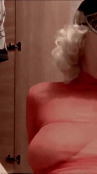 Sexy Elf rettet Santa mit Blowjob und Fußfetisch