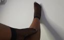 Mara Exotic: Juste des pieds dans des bas résille, des chaussettes taquinent