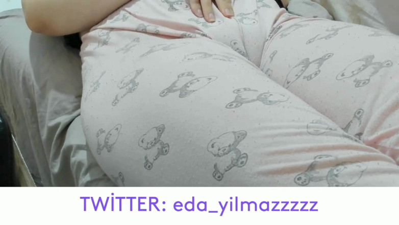bigass_sexy_bigboobs: Camel Toe- Masturbare în pijamale- Pizdă umflată- Pizdă mare - porno turcesc -...