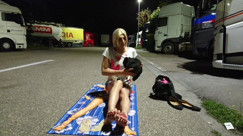 sweetfeet29: Si spoglia e si masturba al posto del camion